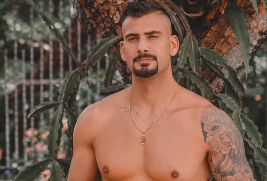 Ex-BBB Nizam deixa bumbum à mostra e exibe tatuagem na virilha: “Em casa só fico pelado”