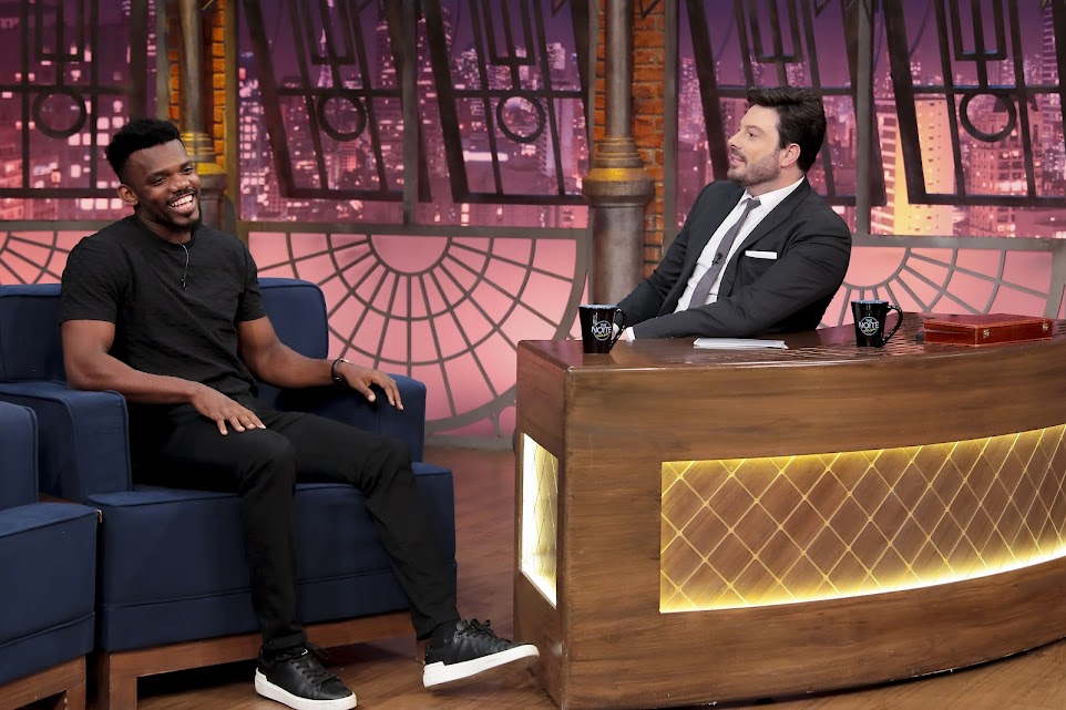 Fenômeno na Angola e em Portugal, Gilmário Vemba participa do “The Noite”