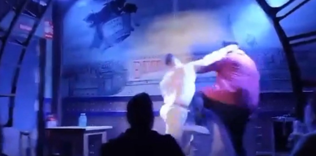 Comediante é agredido ao fazer piada com bebê de homem na plateia