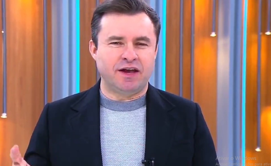 Mulher xinga apresentador do “Fala Que Eu Te Escuto” após não gostar do tema do programa