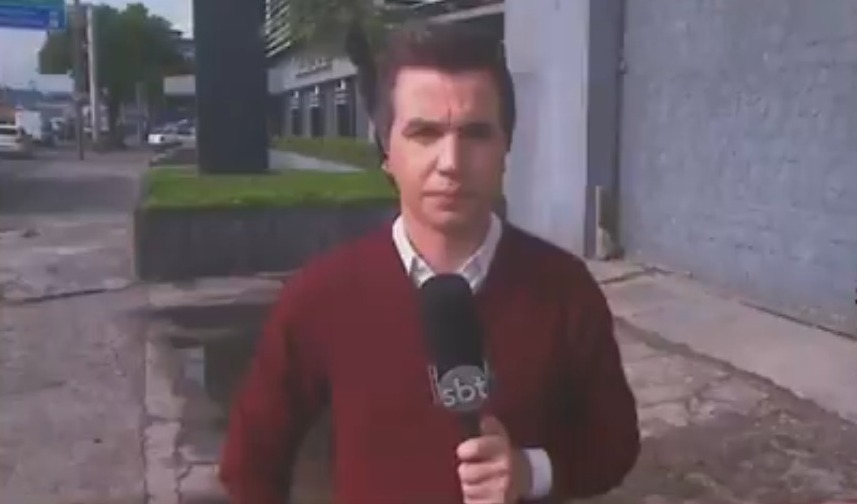 Repórter do SBT se confunde, erra emissora e leva resposta ao vivo