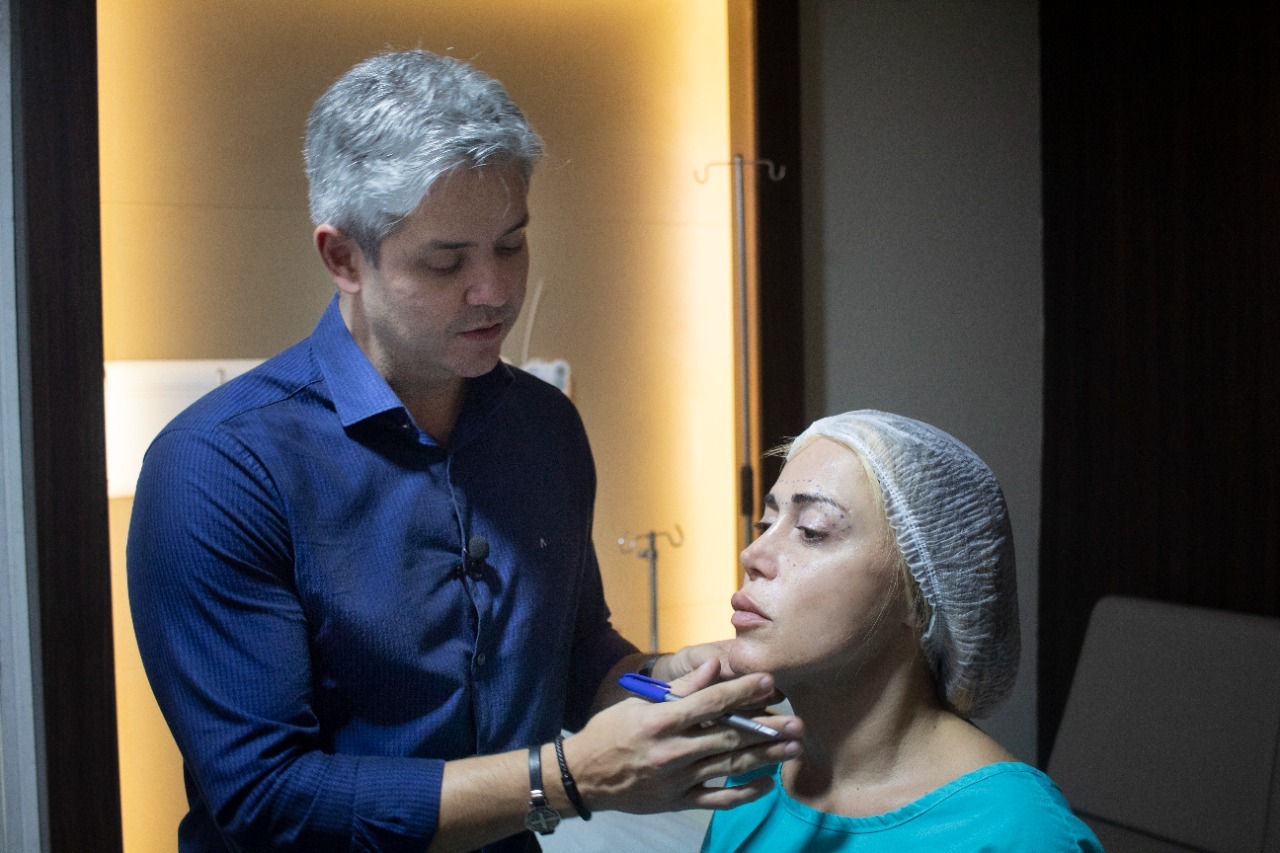 Mulher Abacaxi conta que desistiu da cirurgia de feminização vocal: “Um ano sem falar”