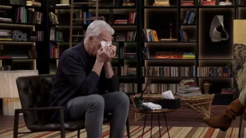 Pedro Bial se emociona e cai no choro durante entrevista