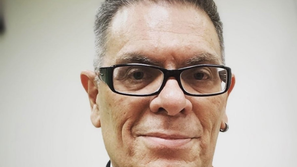 Roger Moreira, da Ultrage a Rigor, se irrita ao ser chamado de “fascista falido” por radialista
