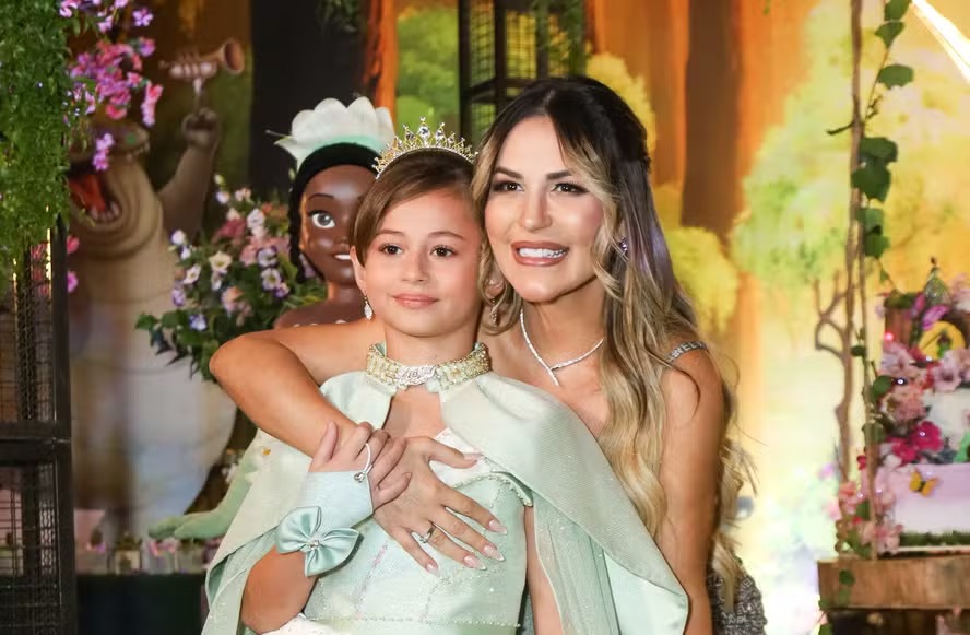 Tio Paulo marca presença na festa da filha de Deolane