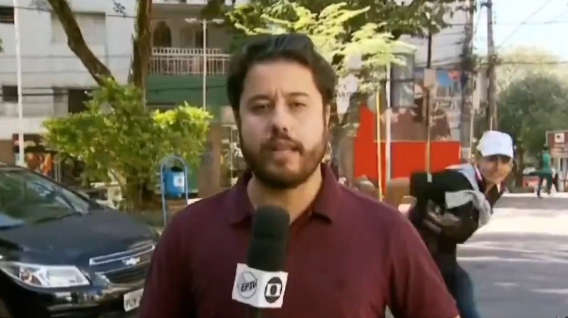 Homem pega a Globo desprevenida e mostra parte íntima, ao vivo