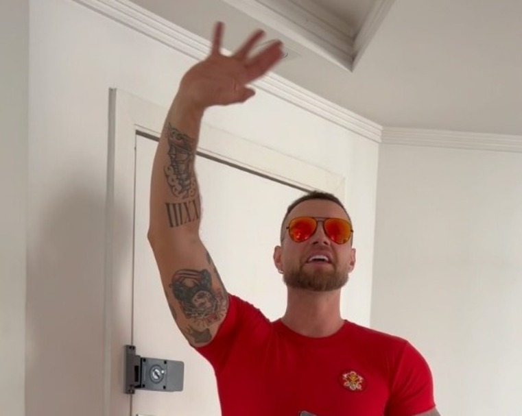 Yuri Bonotto, ex-bombeiro de Eliana, imita a apresentadora, mas motivo não é para comemorar