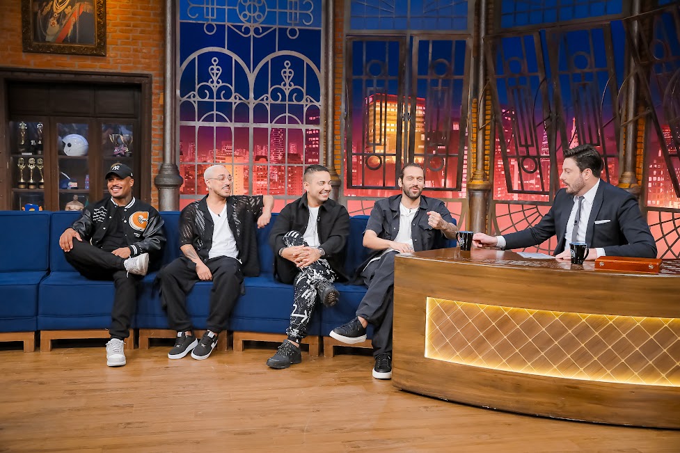 Integrante do grupo Akatu falta entrevista no “The Noite” e motivo é revelado