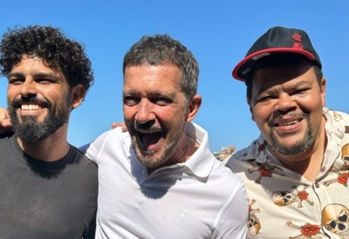 Antonio Banderas visita favela do Rio de Janeiro, ao lado de Babu Santana