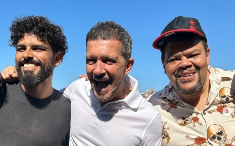 Antonio Banderas visita favela do Rio de Janeiro, ao lado de Babu Santana