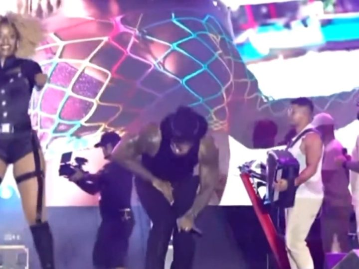 Parte íntima de Leo Santana é atingida por celular durante show