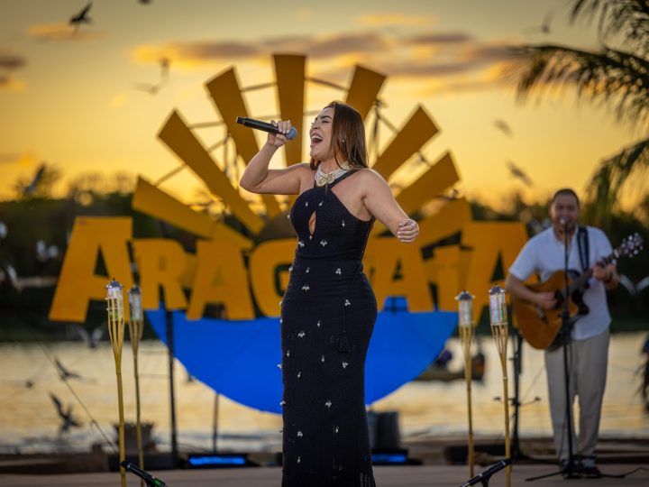 Naiara Azevedo grava audiovisual às margens do Rio Araguaia