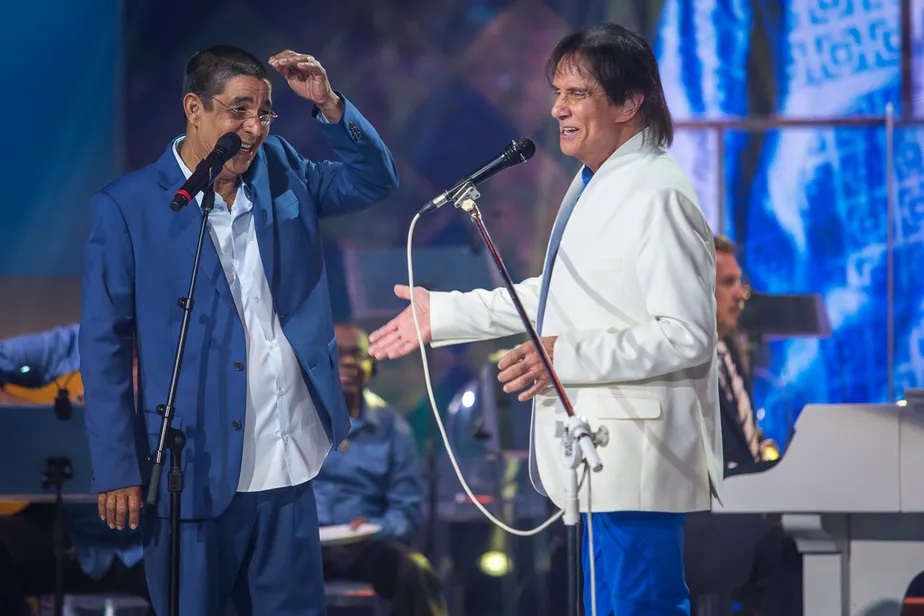Zeca Pagodinho ensaia com Roberto Carlos para programa da TV Globo