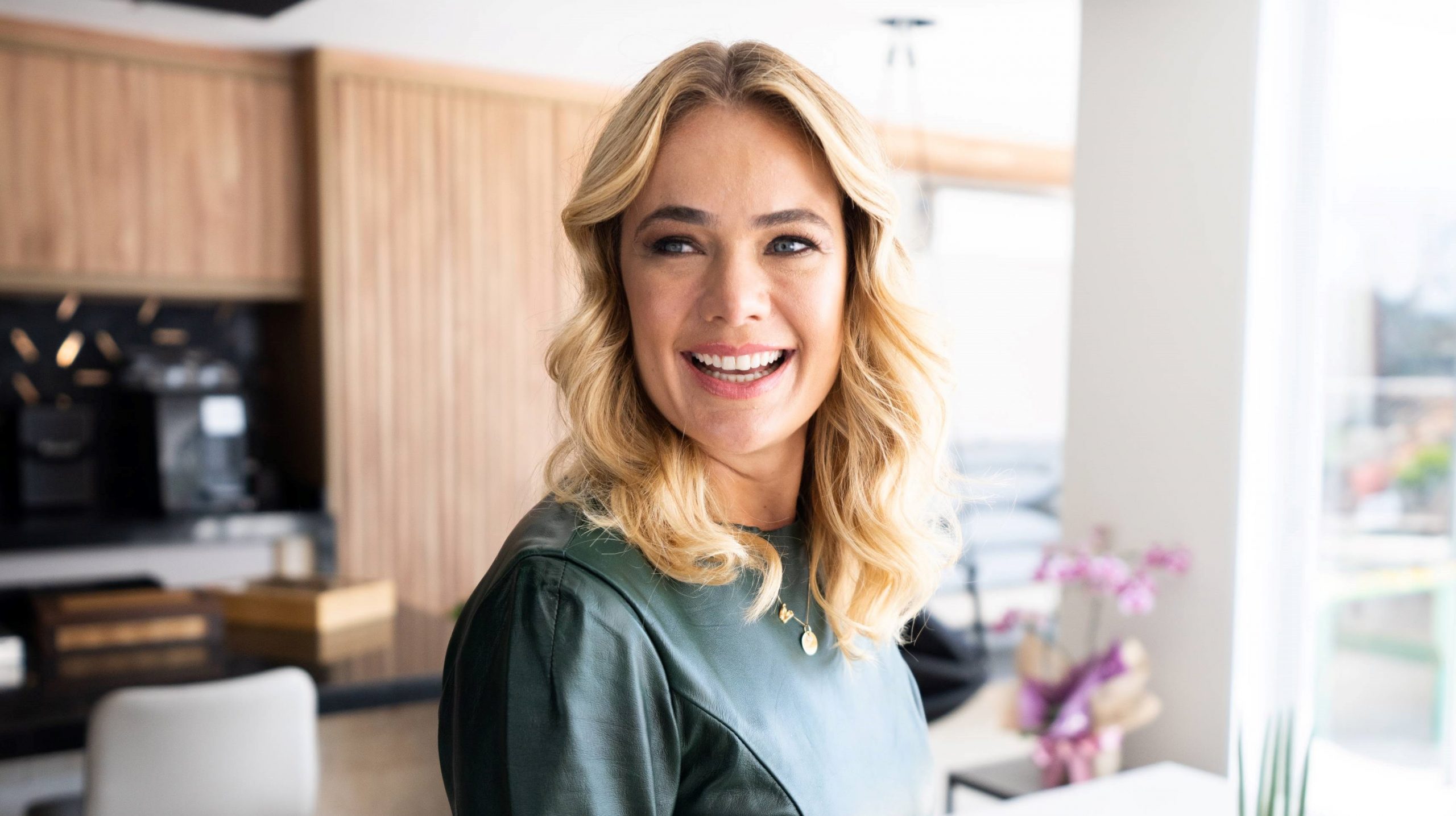 Thaís Pacholek retorna ao SBT em grande estilo como apresentadora