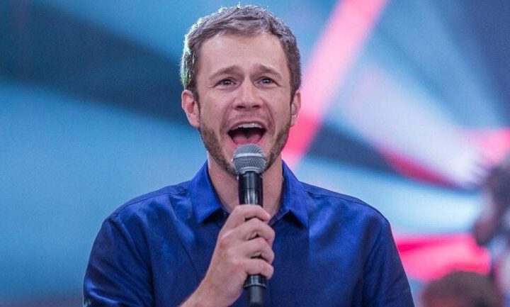 SBT anuncia contratação de Tiago Leifert