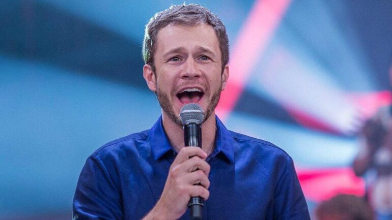 SBT anuncia contratação de Tiago Leifert