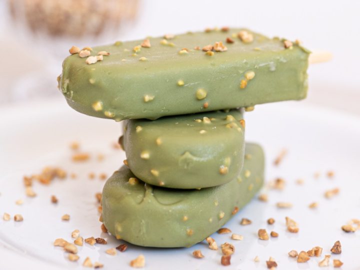Duo Gelatto aposta na tendência do pistache e lança novo picolé para o verão