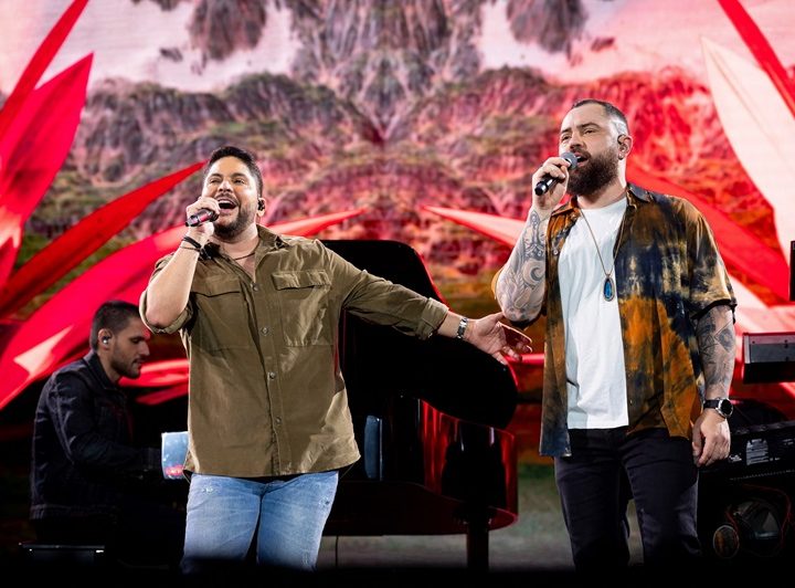 Com ingressos esgotados, dupla Jorge & Mateus estreia turnê de 20 anos de carreira