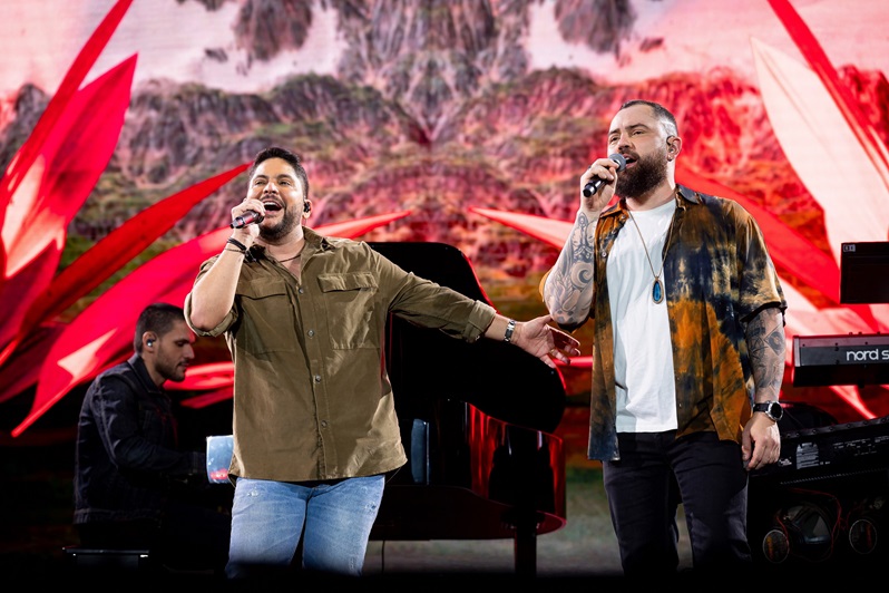 Com ingressos esgotados, dupla Jorge & Mateus estreia turnê de 20 anos de carreira