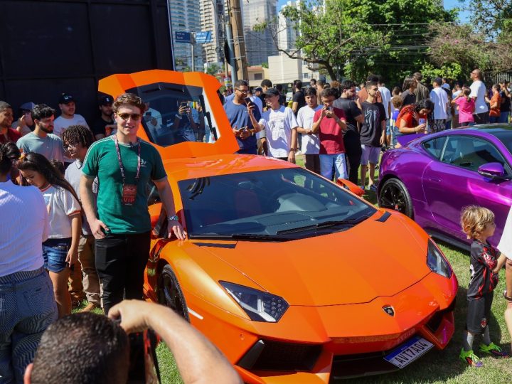 Carros customizados levam os entusiastas para uma manhã “em Tóquio”