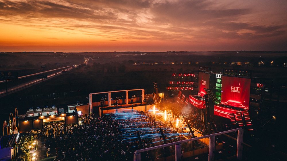 Vivencie duas dimensões em uma só noite com a “Festa 800 – Time Machine”
