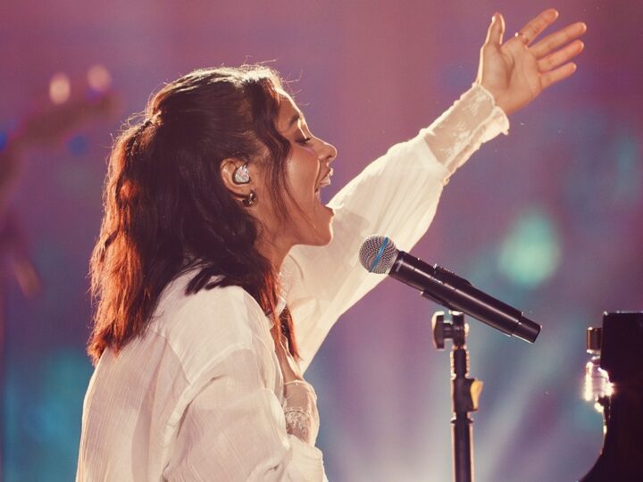 Em single surpreendente, Julia Vitória revive emoções do início de sua trajetória