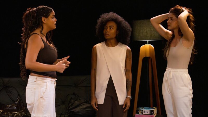 Atriz Sarah Fonseca fala sobre estreia no teatro: “Atuar vai muito além de decorar texto”