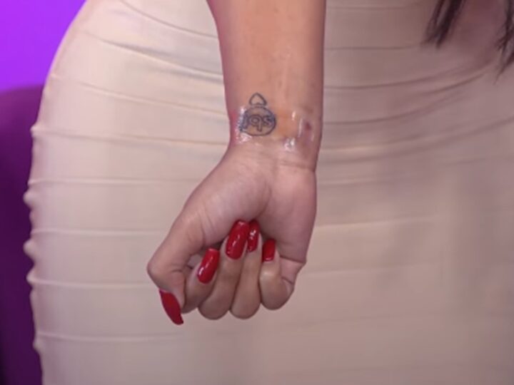 Apresentadora faz tatuagem com o logotipo do SBT no corpo
