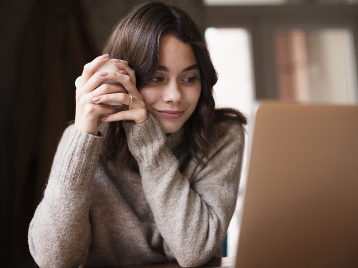 Saiba como usar cardigan no trabalho sem perder o estilo