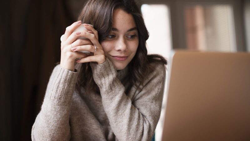 Saiba como usar cardigan no trabalho sem perder o estilo