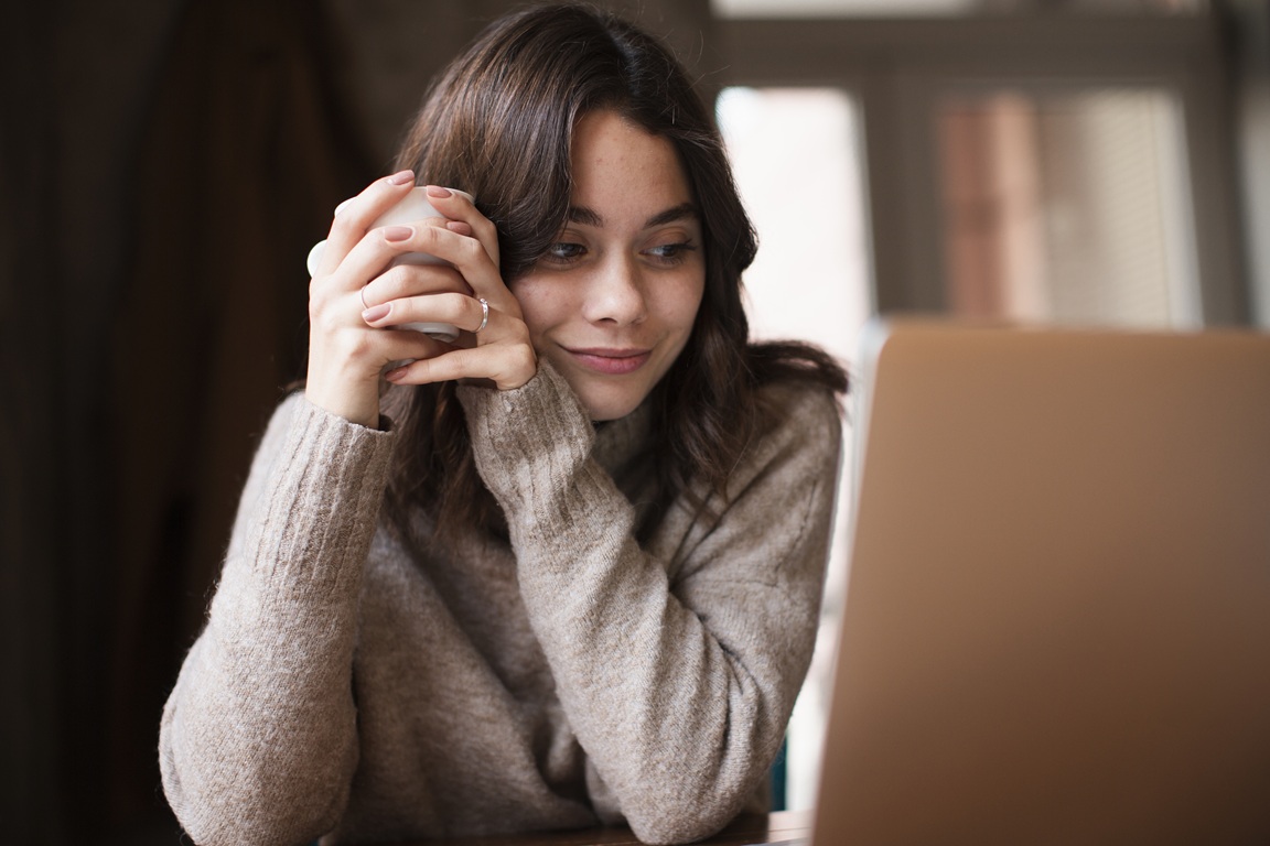Saiba como usar cardigan no trabalho sem perder o estilo
