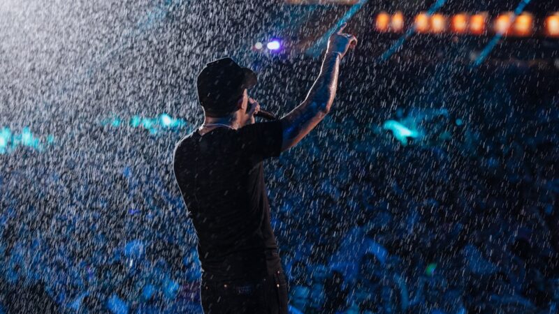 Zé Vaqueiro faz show em Natal debaixo de temporal