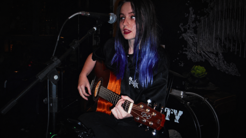Juliana Michells viraliza na Internet com Releituras de Rock