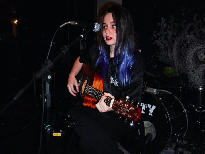 Juliana Michells viraliza na Internet com Releituras de Rock