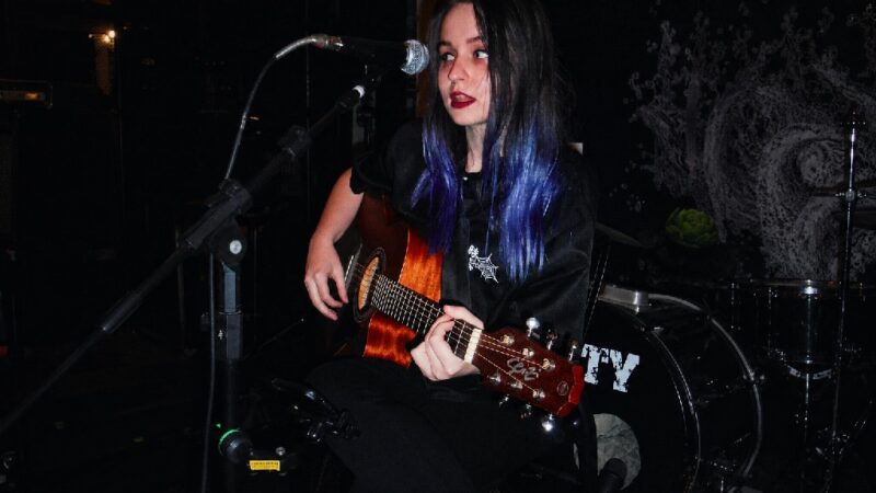 Juliana Michells viraliza na Internet com Releituras de Rock