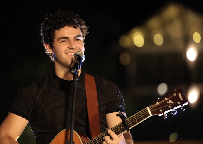 Cantor goiano VIICC emplaca música na novela “Coração Acelerado” e apresenta o HIT no Villa Erva Docce