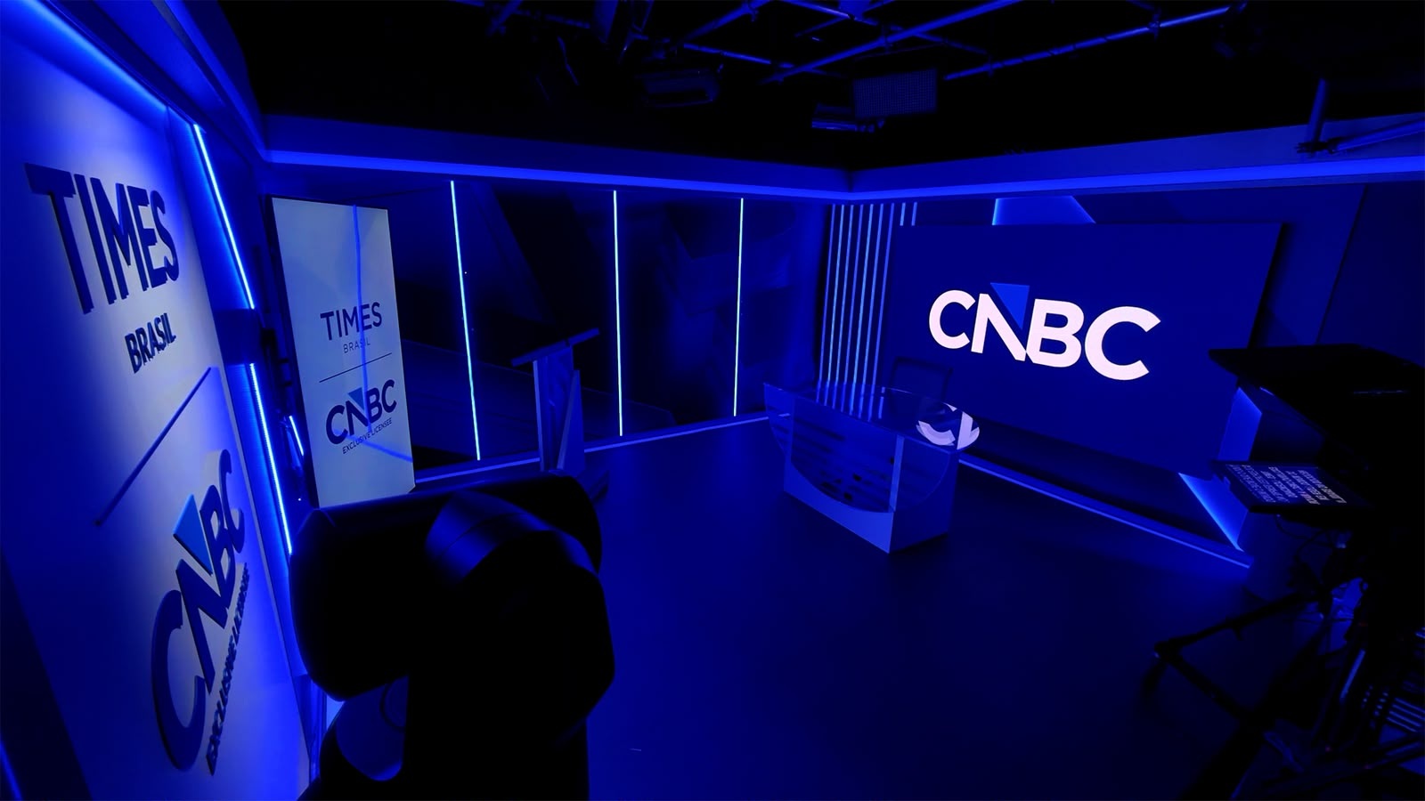Times Brasil | CNBC inaugura novo estúdio, integrado à inteligência artificial