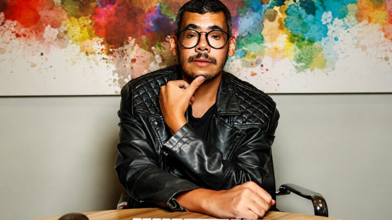 Escritor goiano lança primeiro livro de poesias em Goiânia