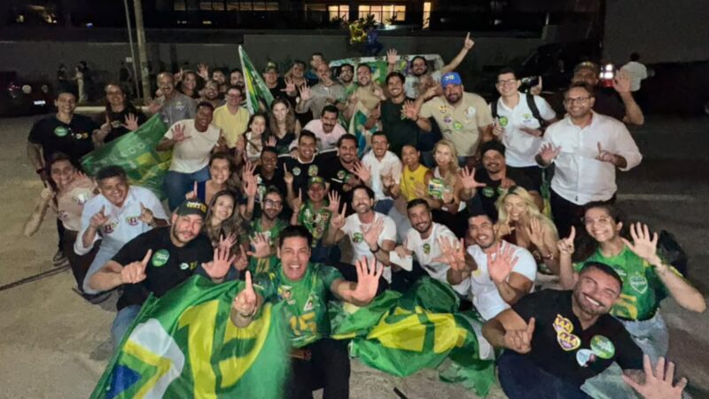 Apoiadores tomam conta da porta da TV Anhanguera durante debate pelo Governo de Goiás