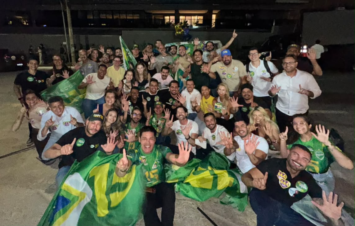 Apoiadores tomam conta da porta da TV Anhanguera durante debate pelo Governo de Goiás