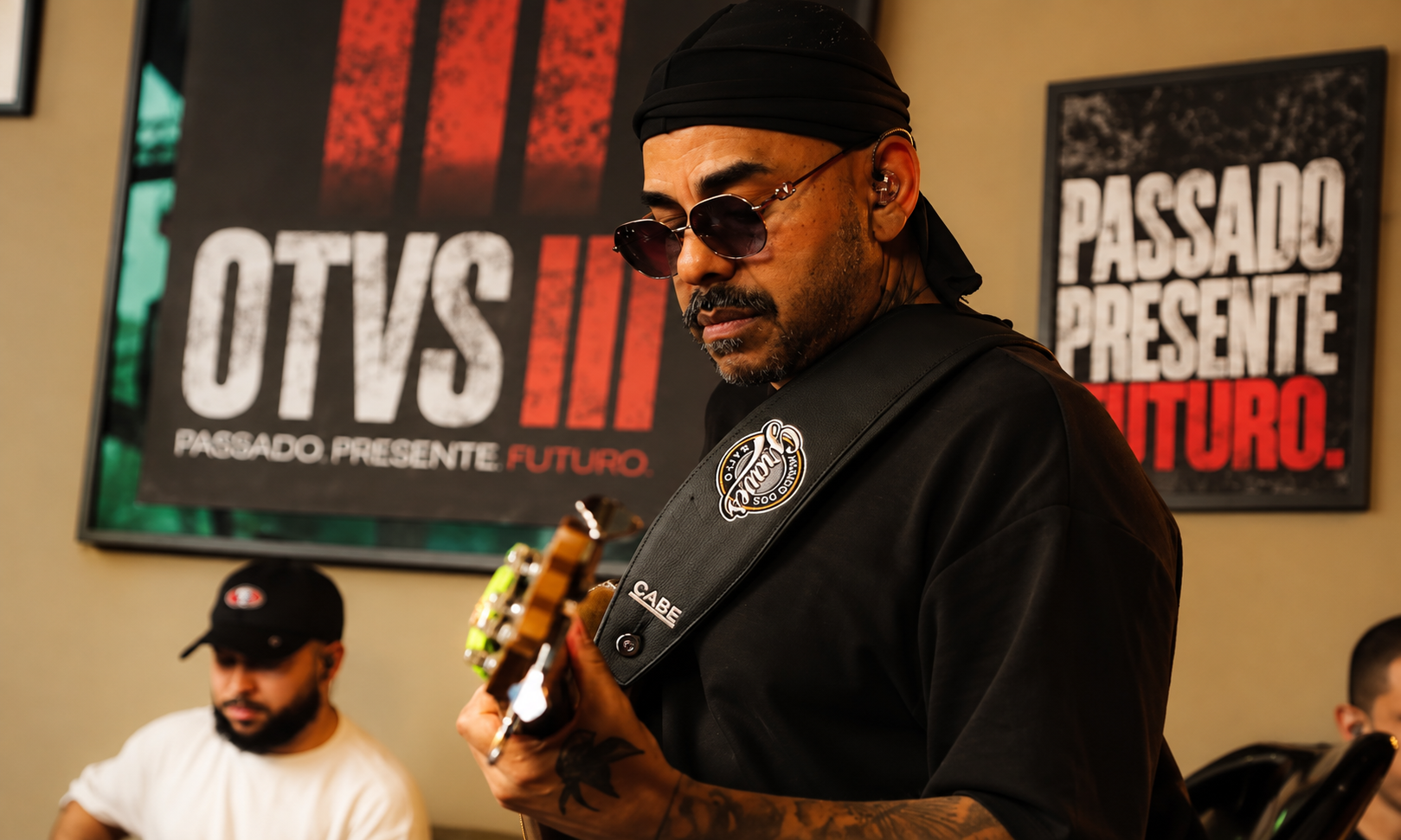 Ed, integrante do grupo Os Travessos, tocando durante a gravação do audiovisual OTVS III — Passado, Presente e Futuro, em São Paulo, em 2026.
