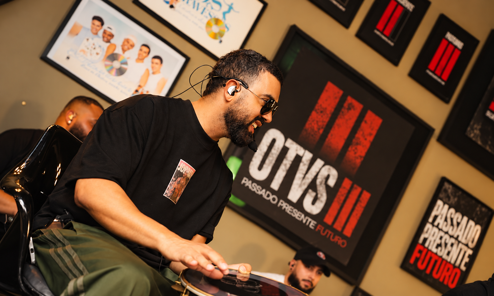 Rodrigão, integrante do grupo Os Travessos, tocando durante a gravação do audiovisual OTVS III — Passado, Presente e Futuro, em São Paulo, em 2026.