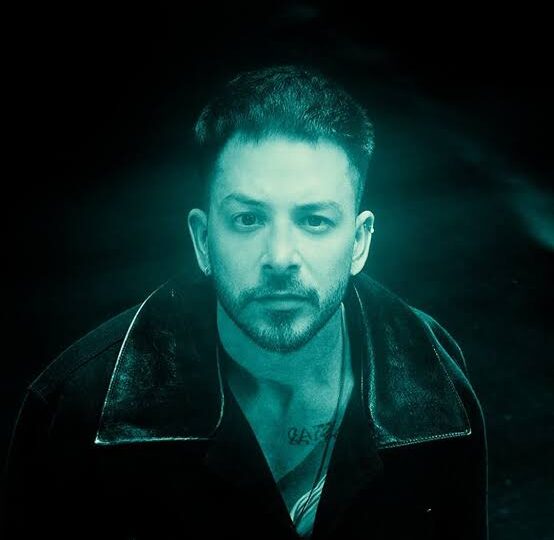 JUNIOR lança Labirinto, EP que reúne pop, R&B, hip hop, trap e funk em cinco faixas
