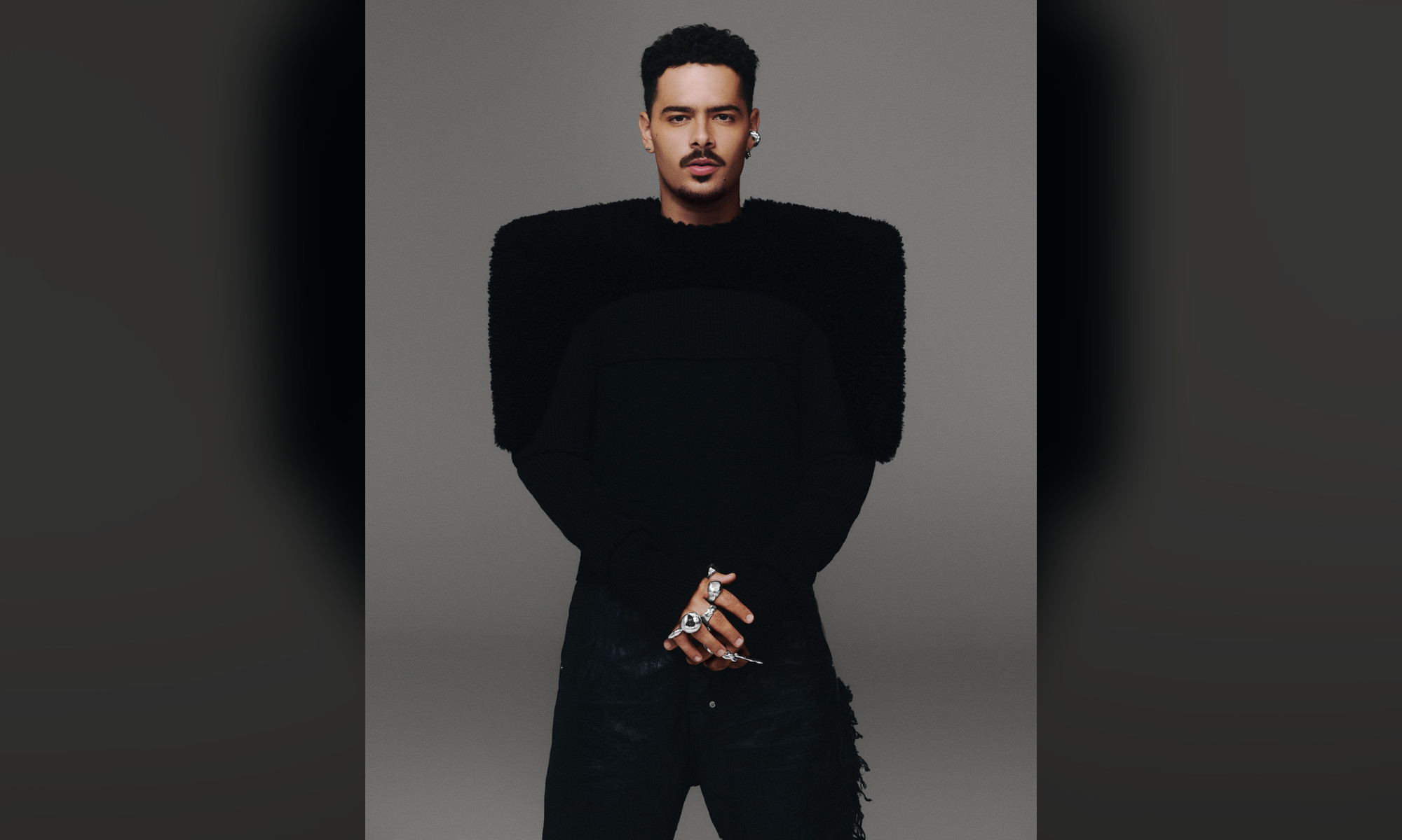 Pedro Sampaio usando roupa preta em retrato de divulgação.